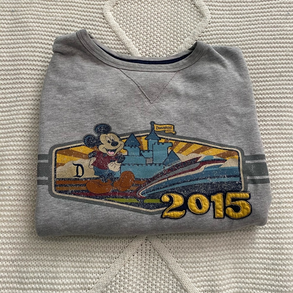 2015 DISNEY CREWNECK